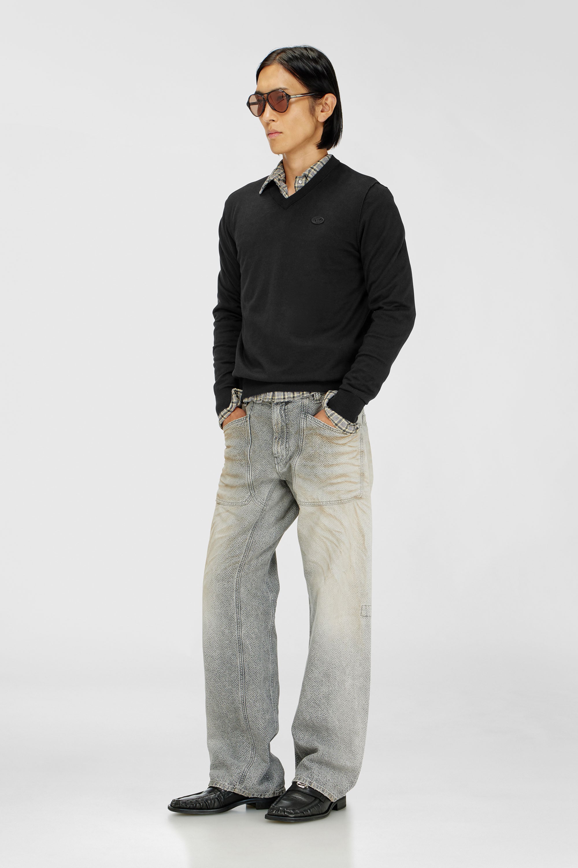 Diesel - K-FREEX-VNECK-TAG-T92, Herren Baumwollstrick mit V-Ausschnitt und tonalem Oval D Logo in Schwarz - 2