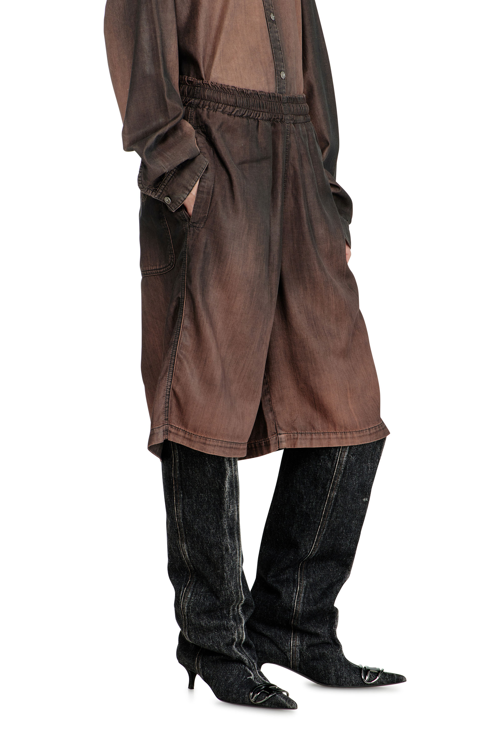 Diesel - D-RODER-SHORT-S, Unisex Lockere Bermudashorts aus flie&szlig;endem, beschichtetem Denim in Braun - 2