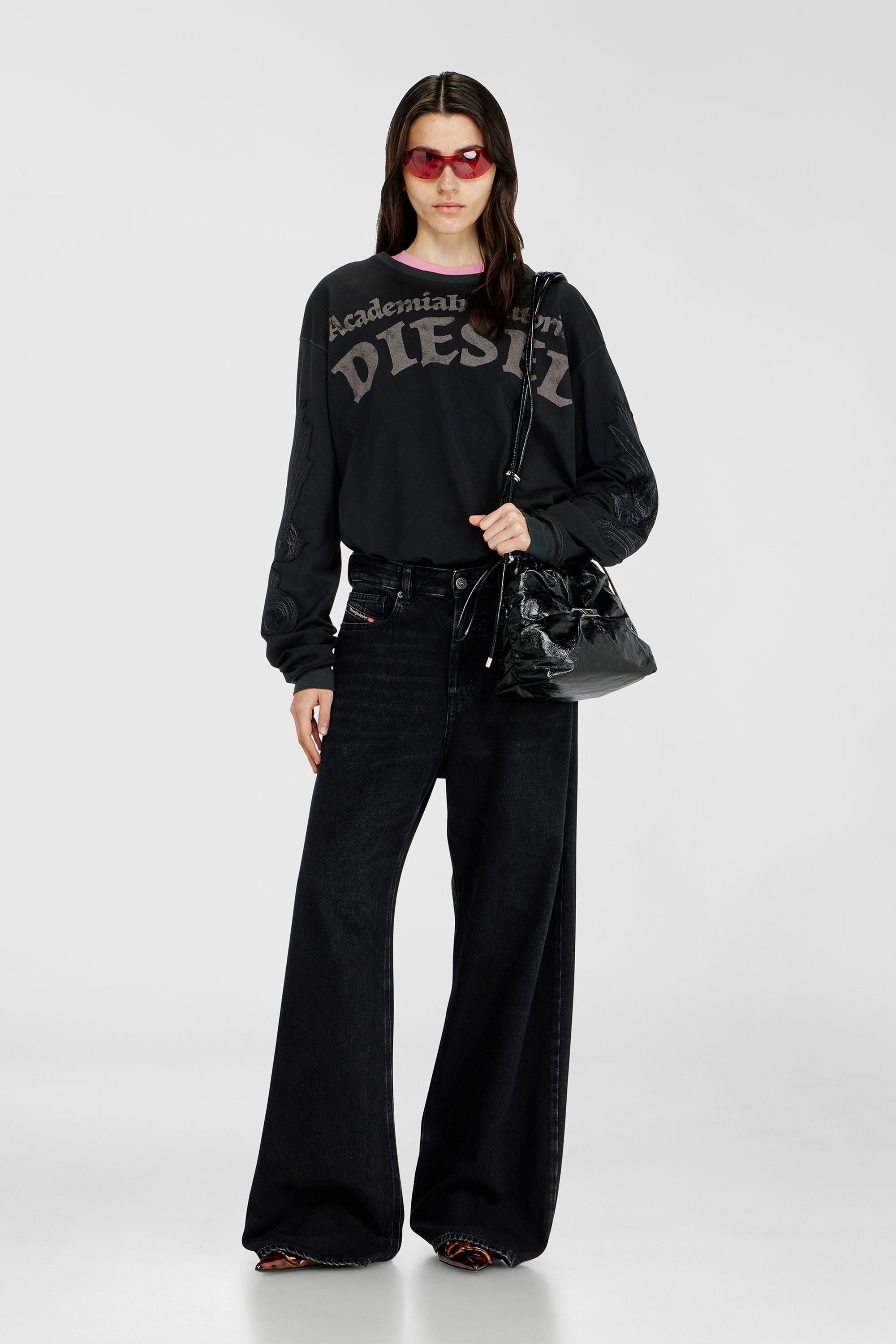 Diesel - SCRUNCH-D BUCKET, Damen Scrunch-D-Beuteltasche aus gl&auml;nzendem zerknittertem Leder in Schwarz - 2