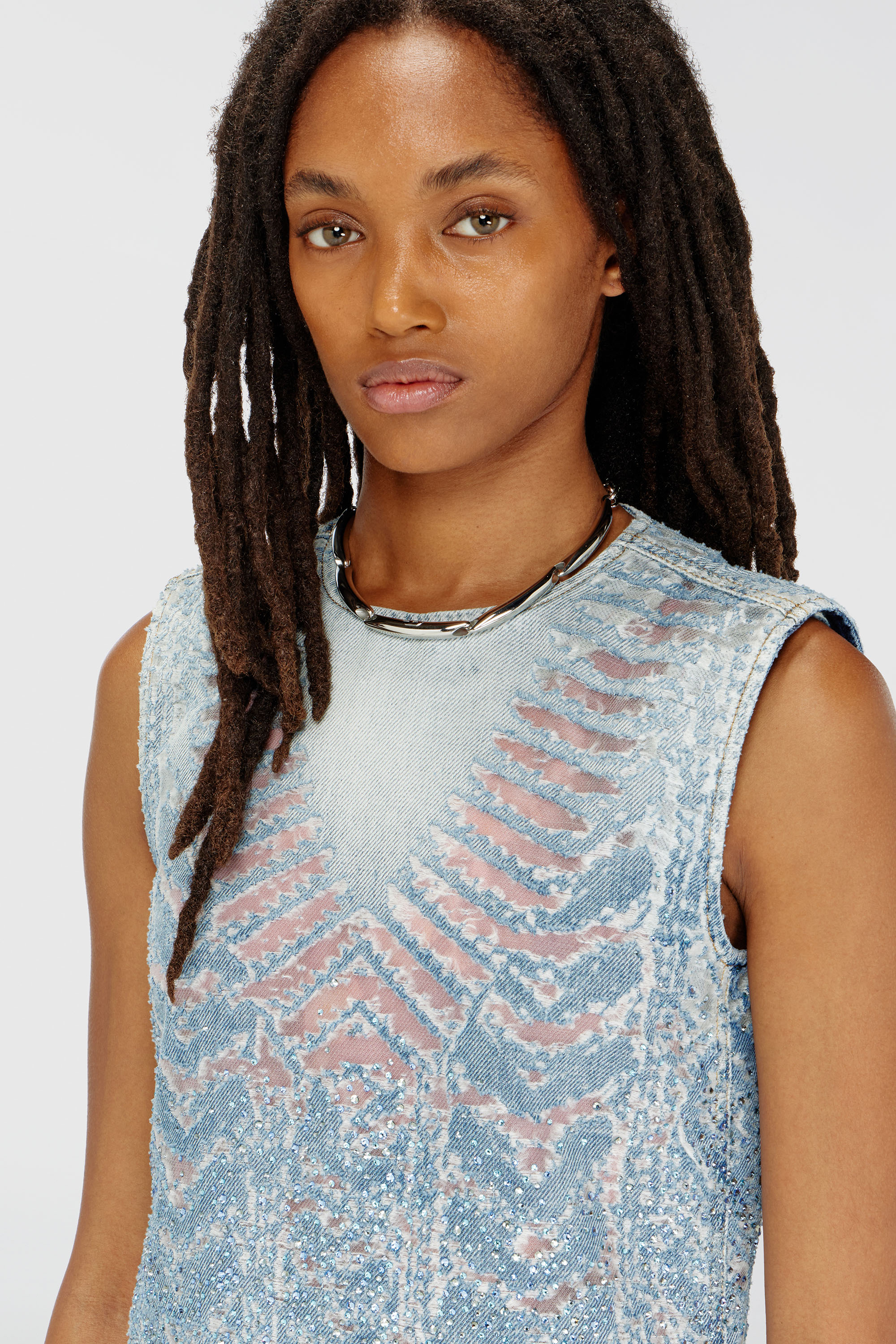 Diesel - DE-MYRELA-S, Damen Minikleid aus microstone devor&eacute; denim in Hellblau - 5