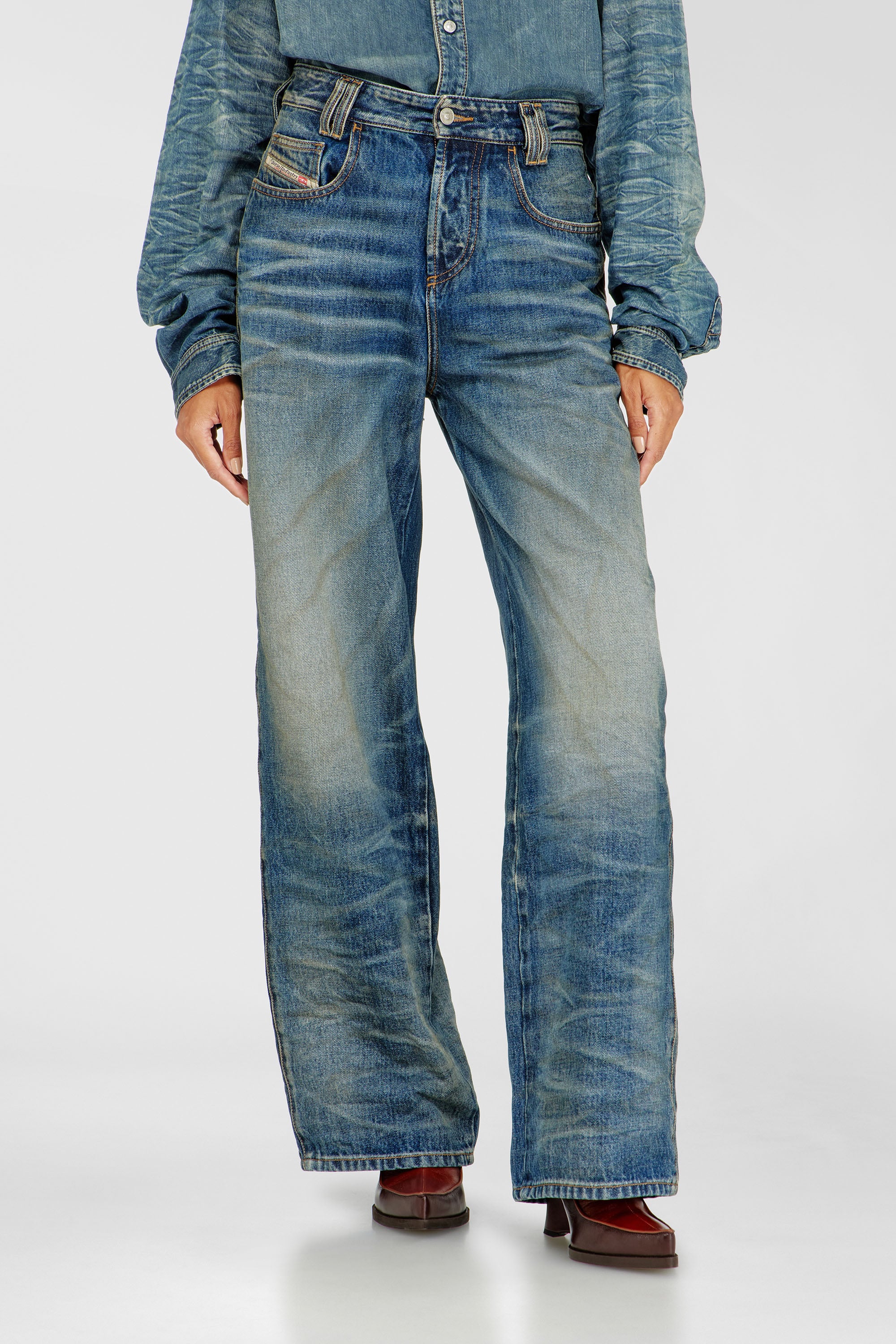 Diesel - Unisex Relaxed Jeans 1982 D-Hakou 007GC, Mittelblau - 2