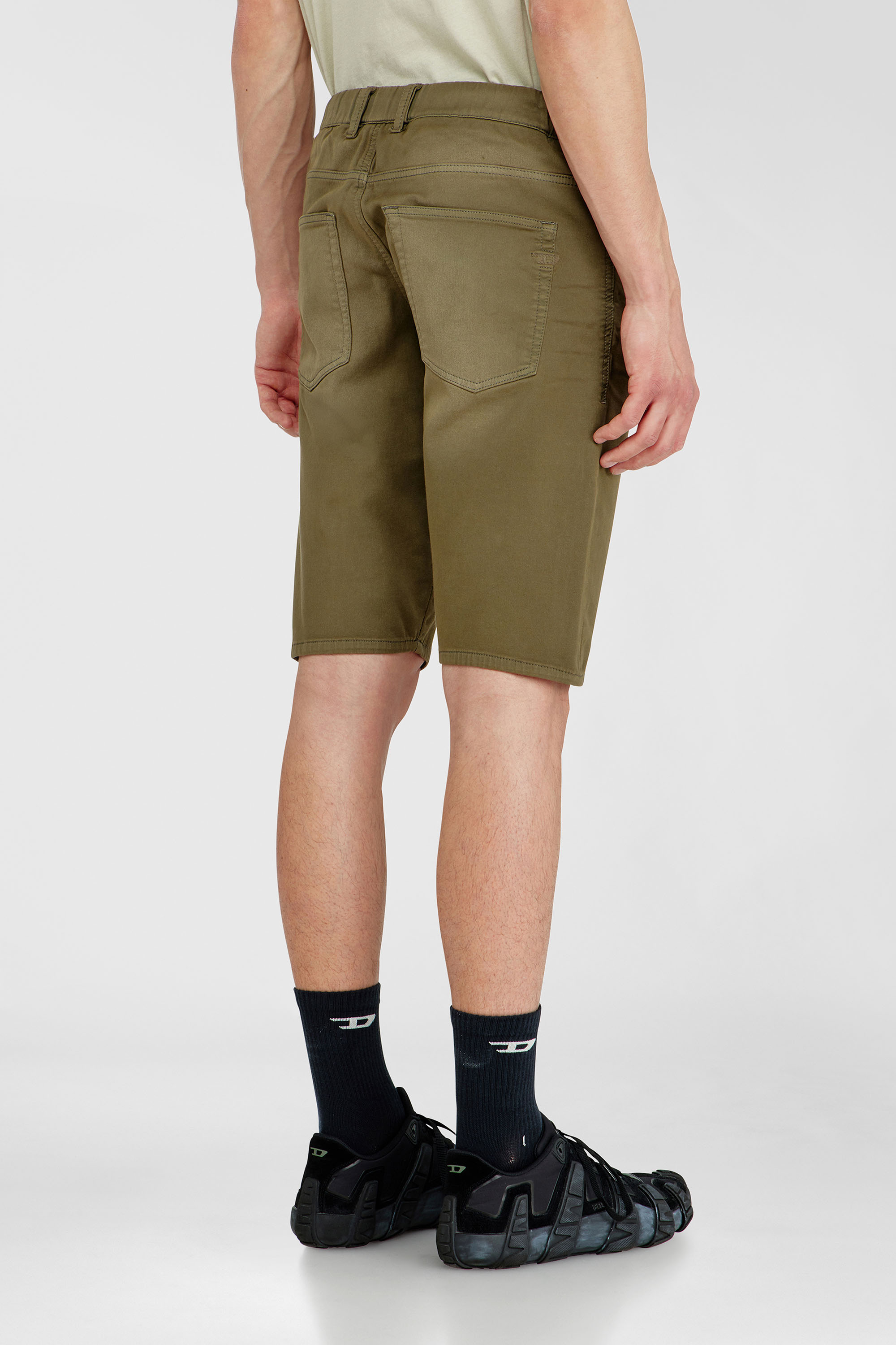 Diesel - 2033 D-KROOLEY-SHORT-BW JOGG, Herren Slim shorts aus farbigem denim in Armeegr&uuml;n - 4