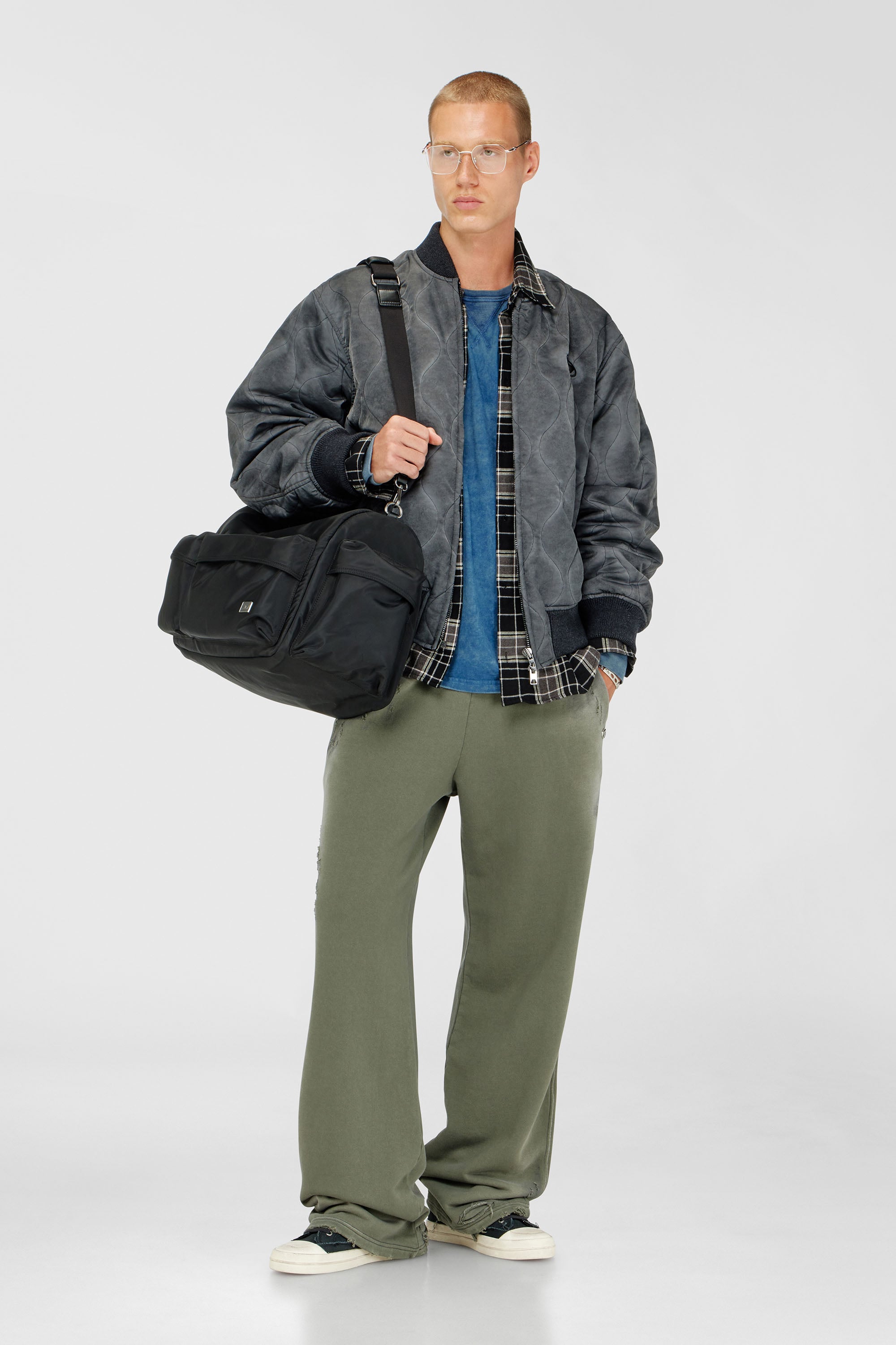 Diesel - P-KEITH, Herren Sweatpants aus Baumwolle mit destroyed look in Armeegr&uuml;n - 1