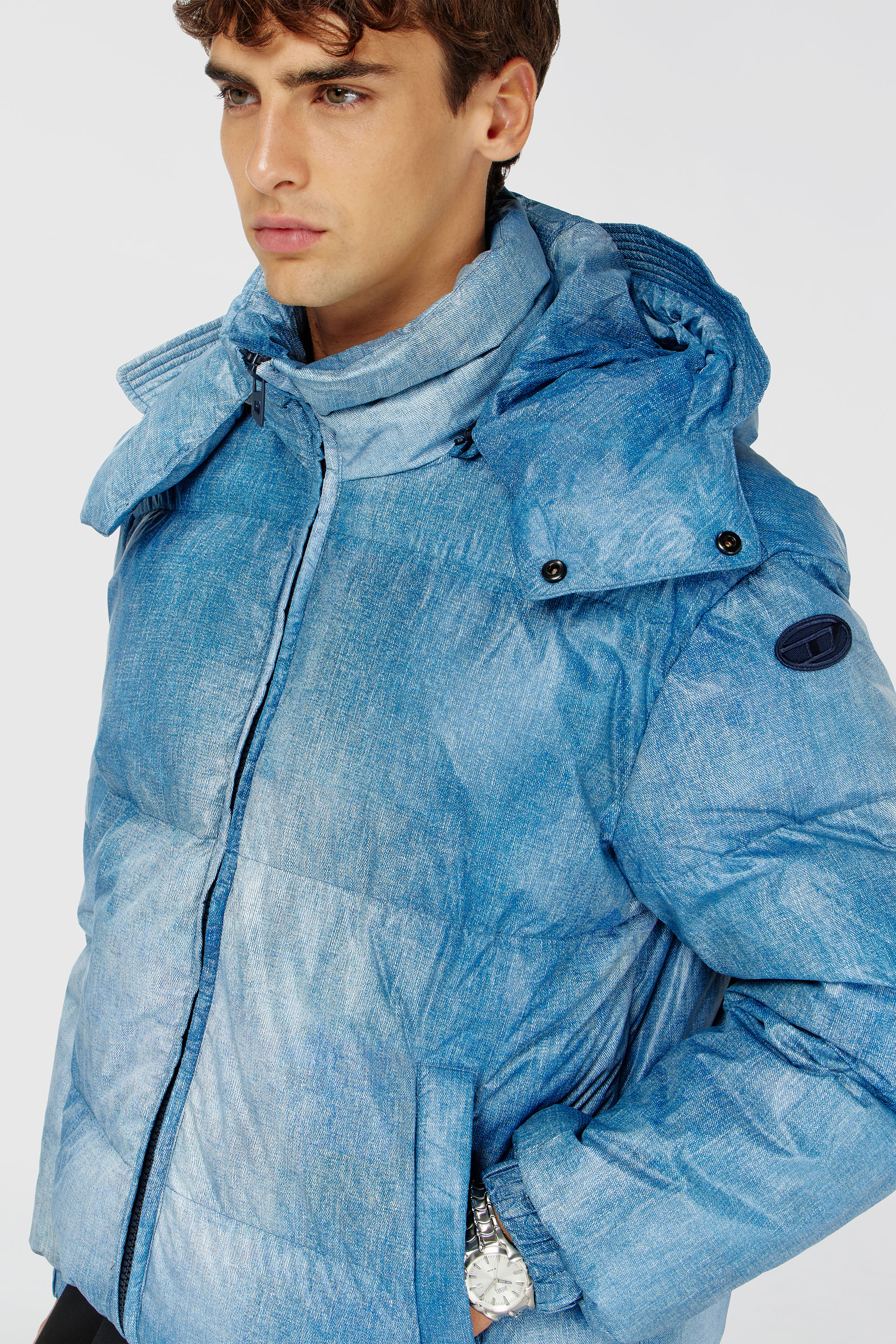 Diesel - W-ROLLY-WRD-BFBN, Herren Daunenjacke mit Denim-Effekt-Print und Kapuze in Hellblau - 5
