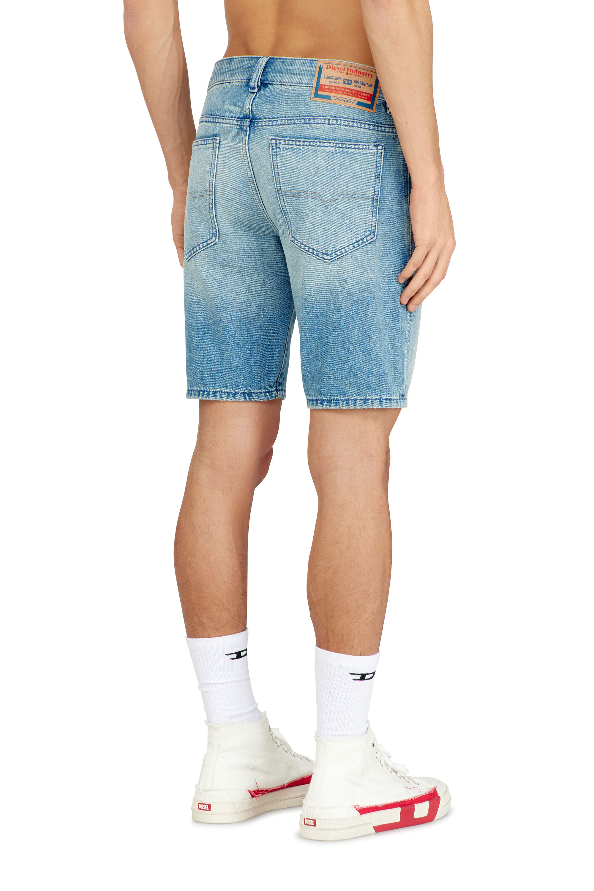 Diesel - D-FIN, Herren Schmale Jeansshorts aus Bio-Baumwolle in Hellblau - 4