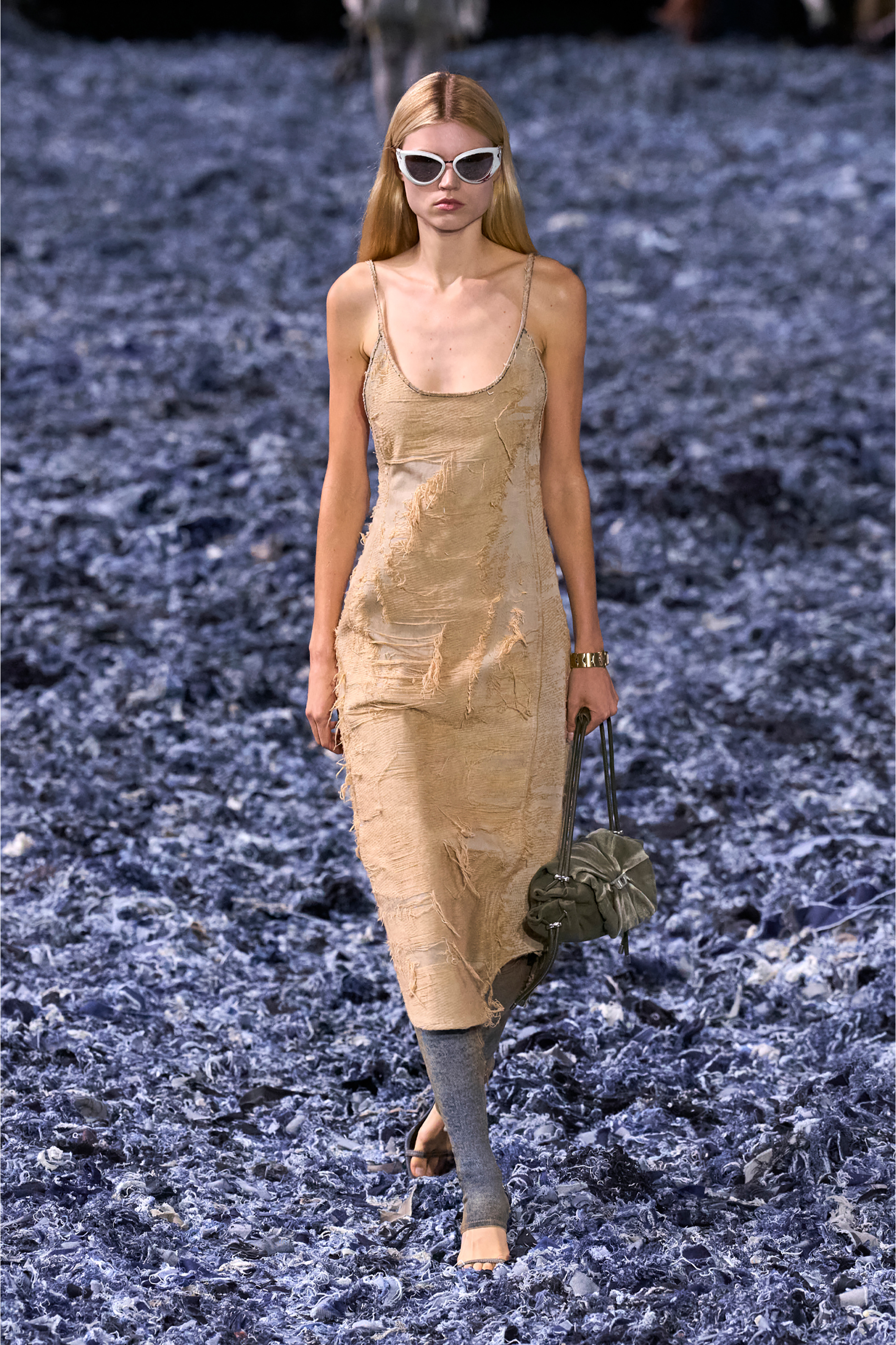 Diesel - DE-VERA-FSG, Damen Kleid aus &uuml;berf&auml;rbtem Denim mit flie&szlig;enden F&auml;den in Beige - 6