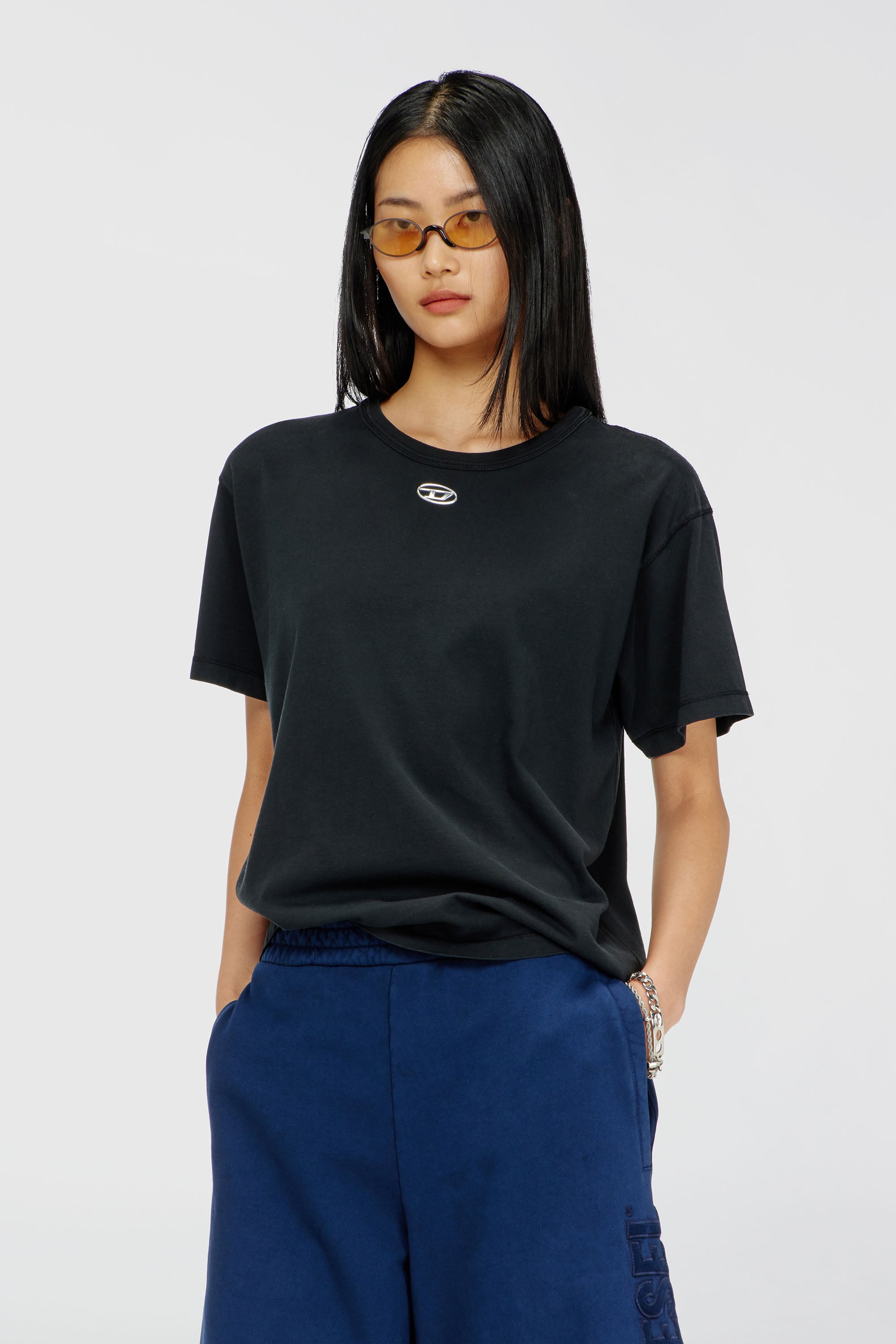 Diesel - T-NORMY-OD-S1, Damen Baumwoll-T-Shirt mit metallischem Oval D in Schwarz - 1