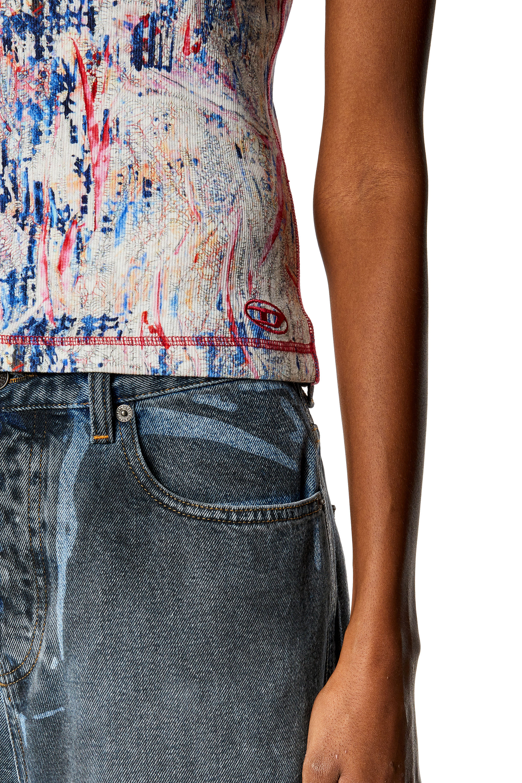 Diesel - T-ELE-LONG-N1, Damen Geripptes T-Shirt mit Spraybehandlung in Rosa/Weiss - 5