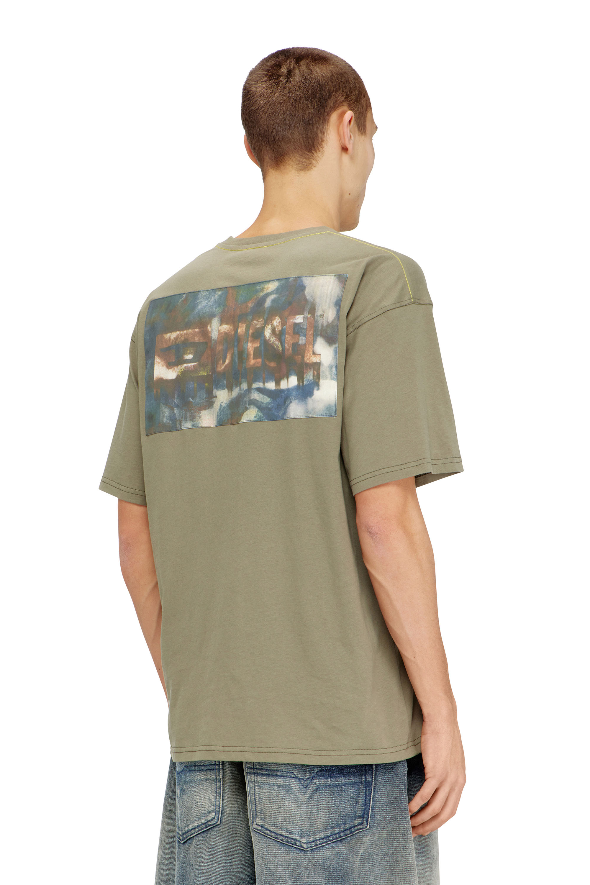 Diesel - T-BOXT-V8, Herren Locker geschnittenes T-Shirt mit Camouflage-Print auf dem R&uuml;cken in Armeegr&uuml;n - 4